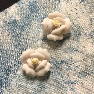 Avon Porcelain Clip Earrings Petal White